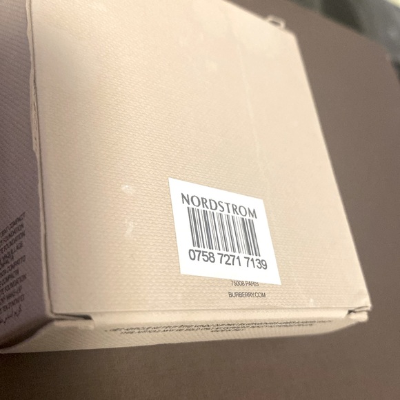 NIB [Burberry] Sheer Luminous Compact Foundation, Trench No. 11, 8 g (.28 oz) - Picture 7 of 14